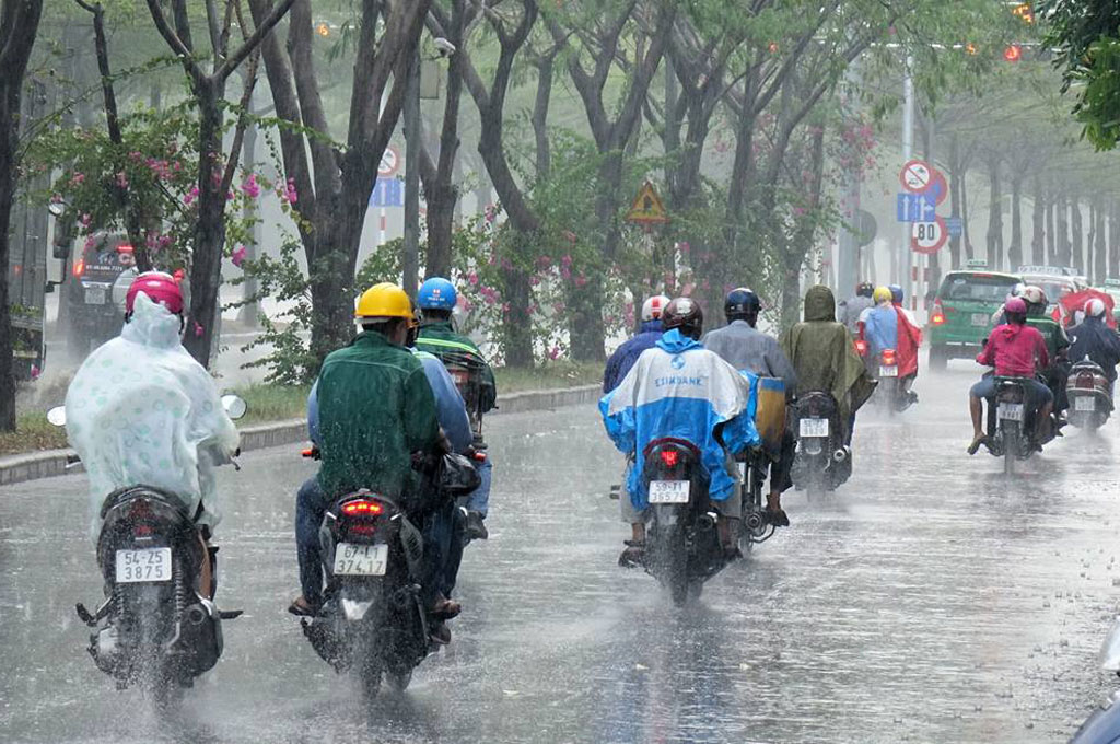 Phạt đến 5 triệu đồng khi dừng xe mặc áo mưa: Lời cảnh tỉnh về an toàn giao thông