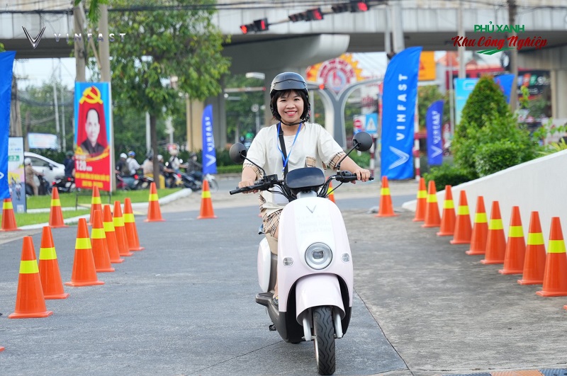 Chỉ trong 48 giờ, hàng nghìn người chọn chuyển từ xe xăng sang xe điện