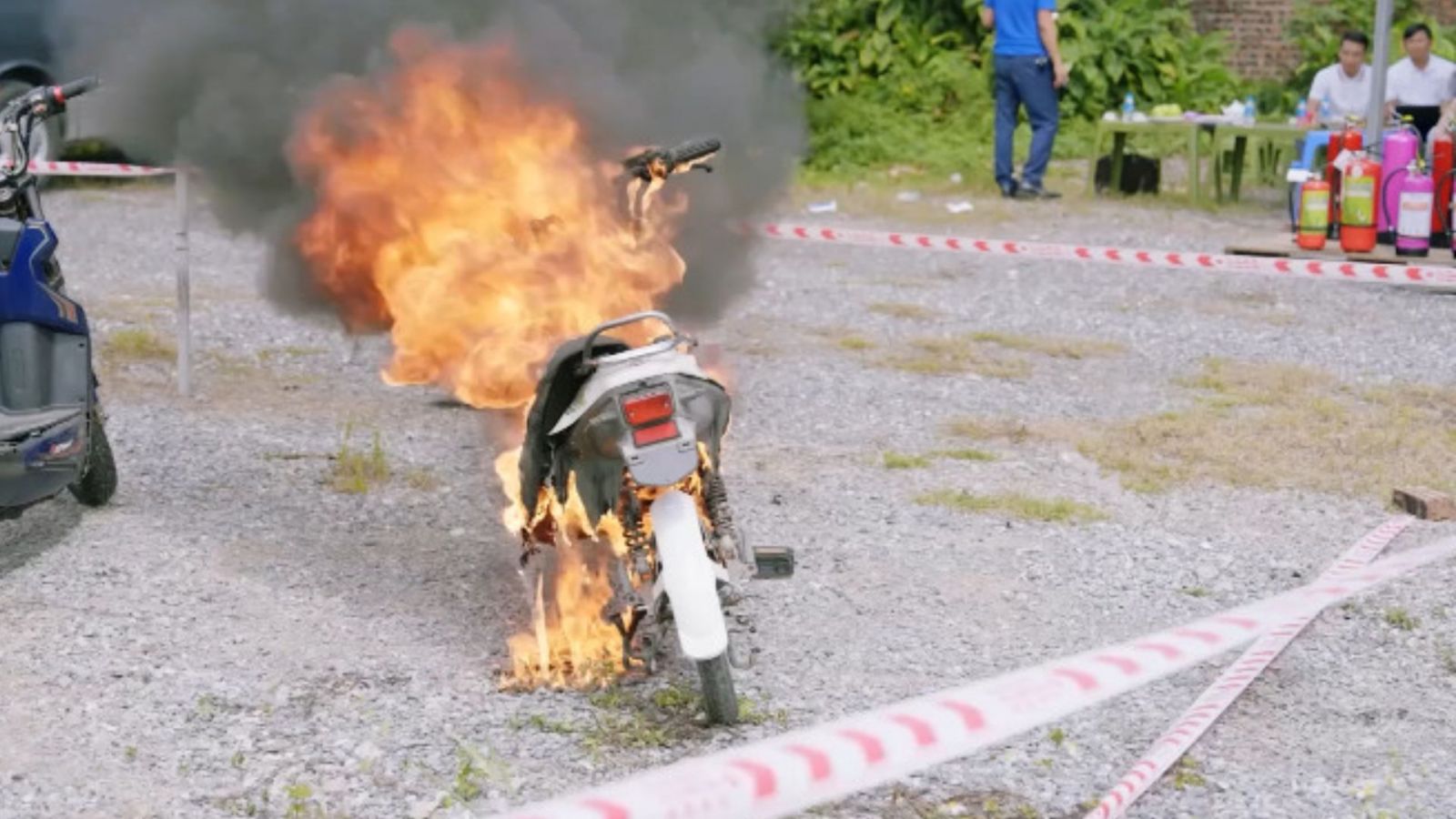 Nỗi lo về cháy xe điện, nhưng thực tế cần con số để so sánh với xe xăng