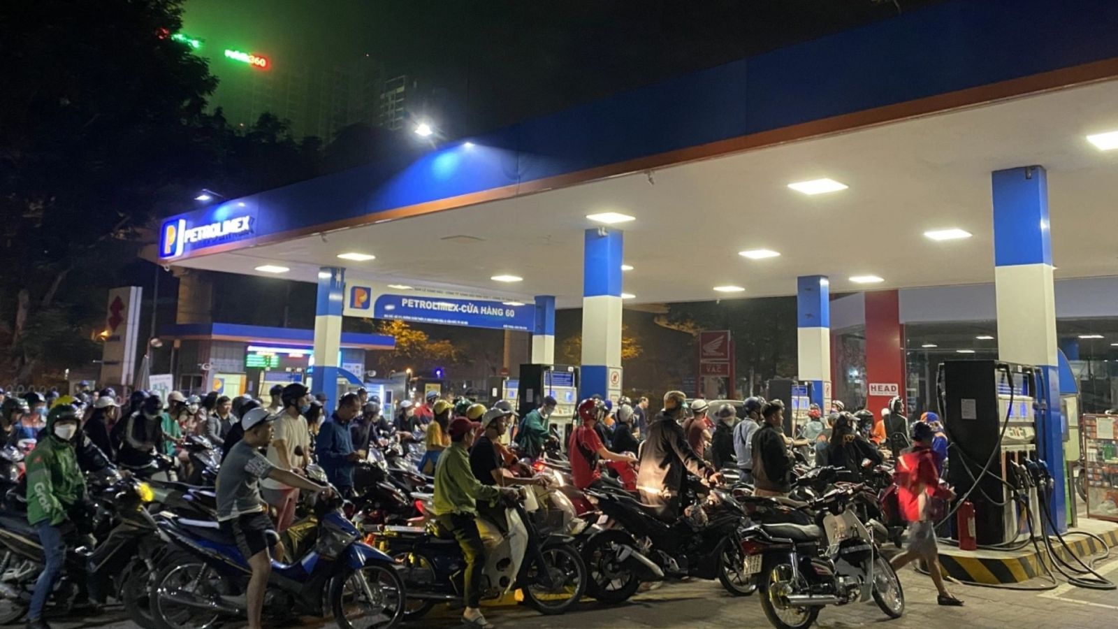 Giá xăng tiếp tục tăng mạnh và khan hiếm, người tiêu dùng bắt đầu nghĩ nhiều hơn đến xe điện