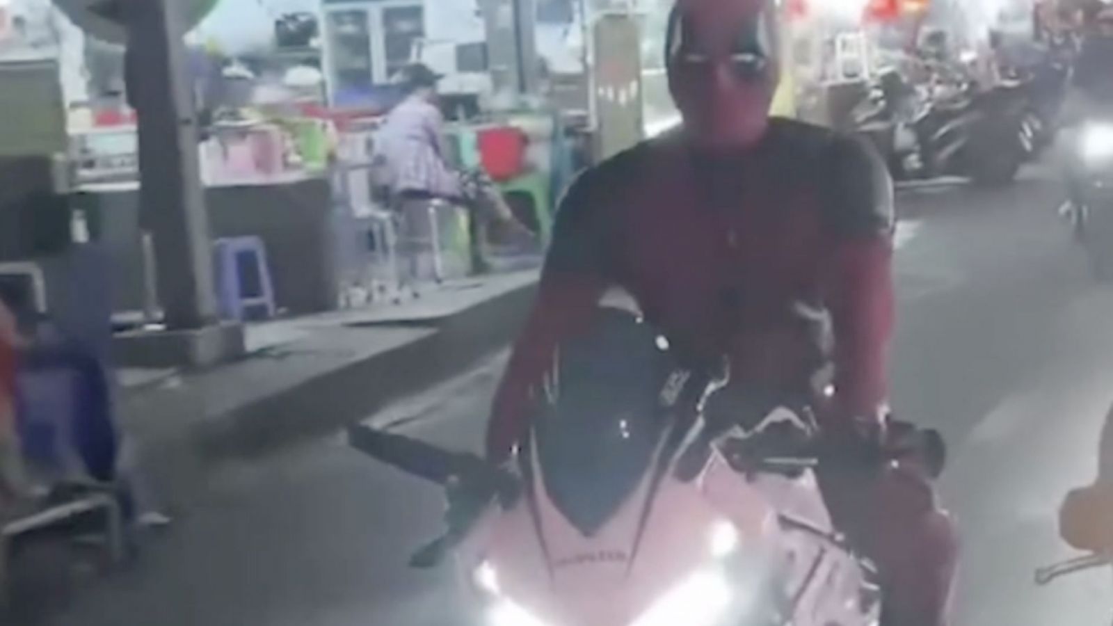 Hóa trang để gây chú ý, người giao xe cũng chịu phạt không hề nhẹ