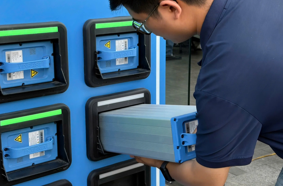 Bạn đã biết cách đổi pin xe máy điện VinFast tại trạm đổi pin chưa?
