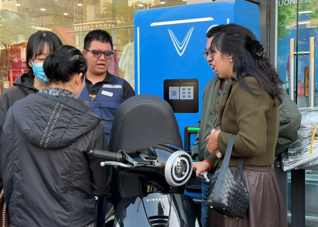 Bạn đã biết cách đổi pin xe máy điện VinFast tại trạm đổi pin chưa?