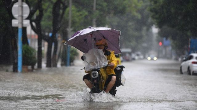Tại sao cần cẩn trọng khi đi xe điện trong mùa mưa bão.