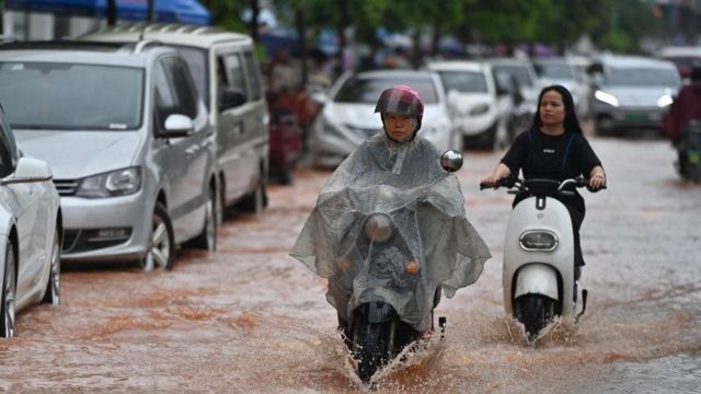 Bảo vệ bản thân khi đi xe điện trong mùa mưa bão