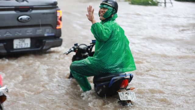Tại sao cần cẩn trọng khi đi xe điện trong mùa mưa bão.