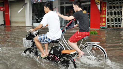 Cách xử lý nhanh khi xe điện không ga được dưới trời mưa