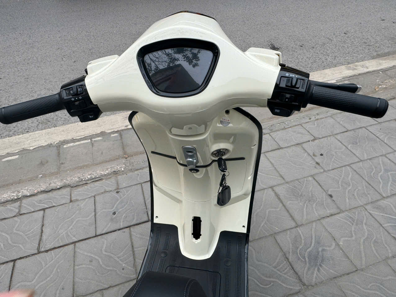 Cẩn thận khi sạc xe điện không tự ngắt và bình ngày càng nóng lên khi cắm điện?