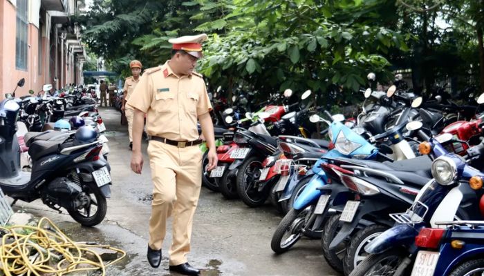 Cảnh báo vấn nạn giữ xe máy điện và xe mô-tô của học sinh chưa đủ tuổi