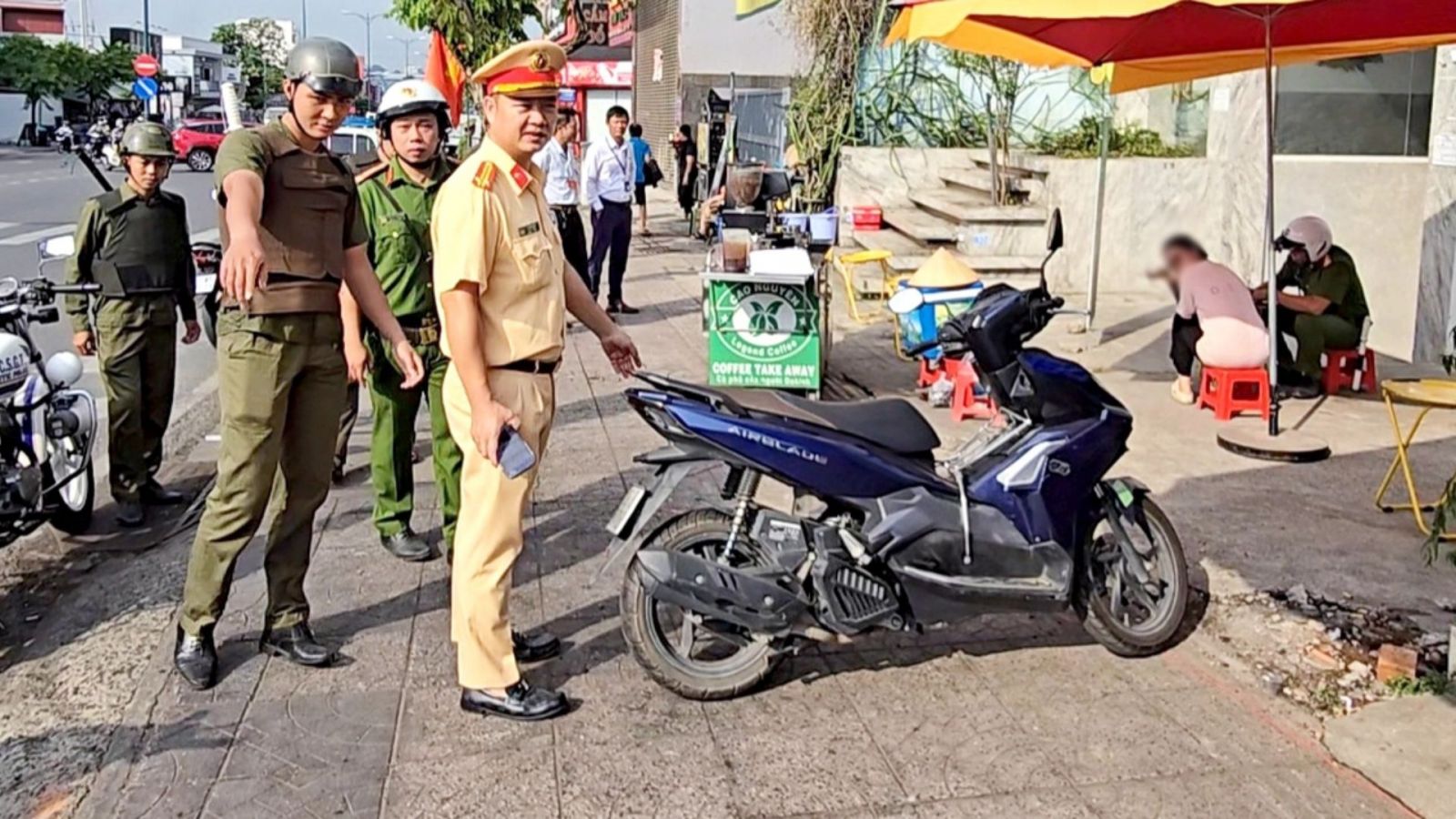 Cập nhật mức phạt mới từ 2026 khi đỗ xe máy trên vỉa hè, người dân cần chú ý