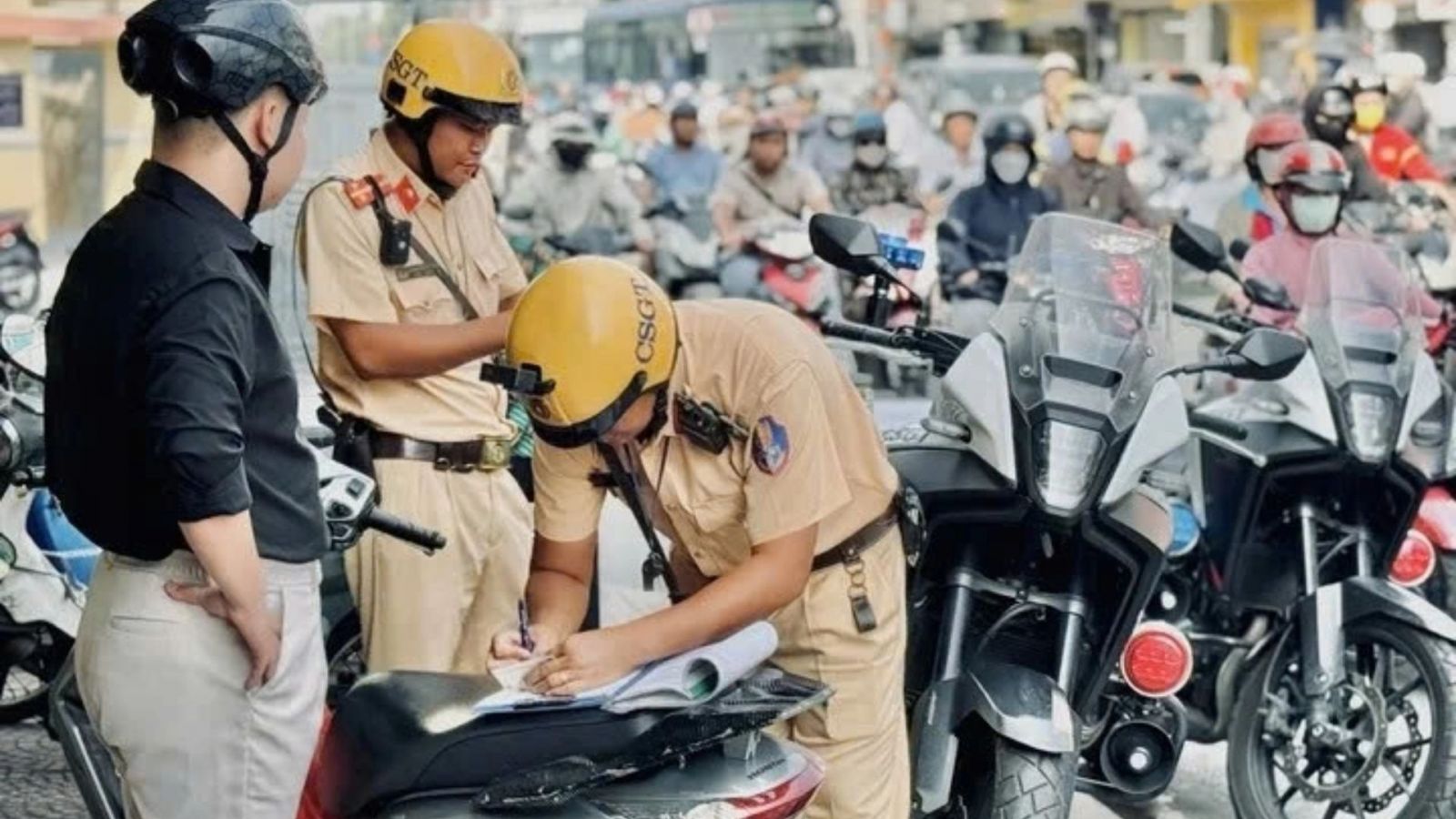 Cập nhật mức phạt mới từ 2026 khi đỗ xe máy trên vỉa hè, người dân cần chú ý