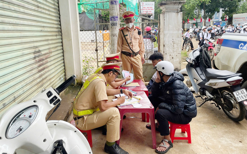 CSGT siết chặt xử lý học sinh vi phạm khi chạy xe đạp điện, xe máy điện