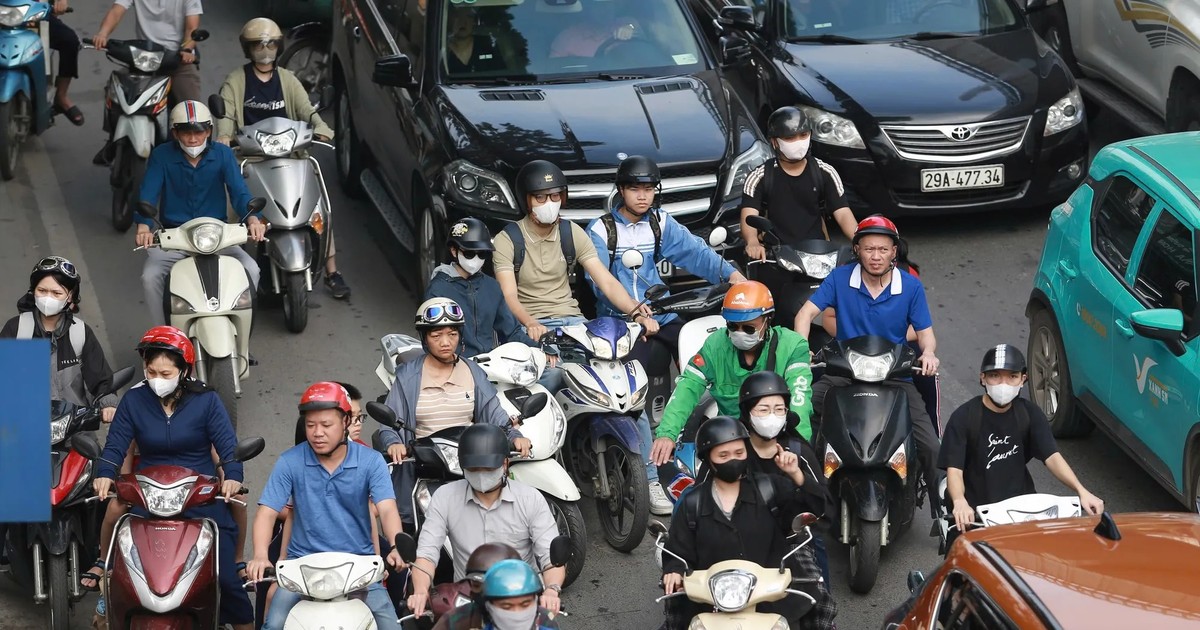 Cuộc họp 24.12: miễn thuế, phí kèm hỗ trợ tiền khi chuyển từ xe xăng sang xe điện