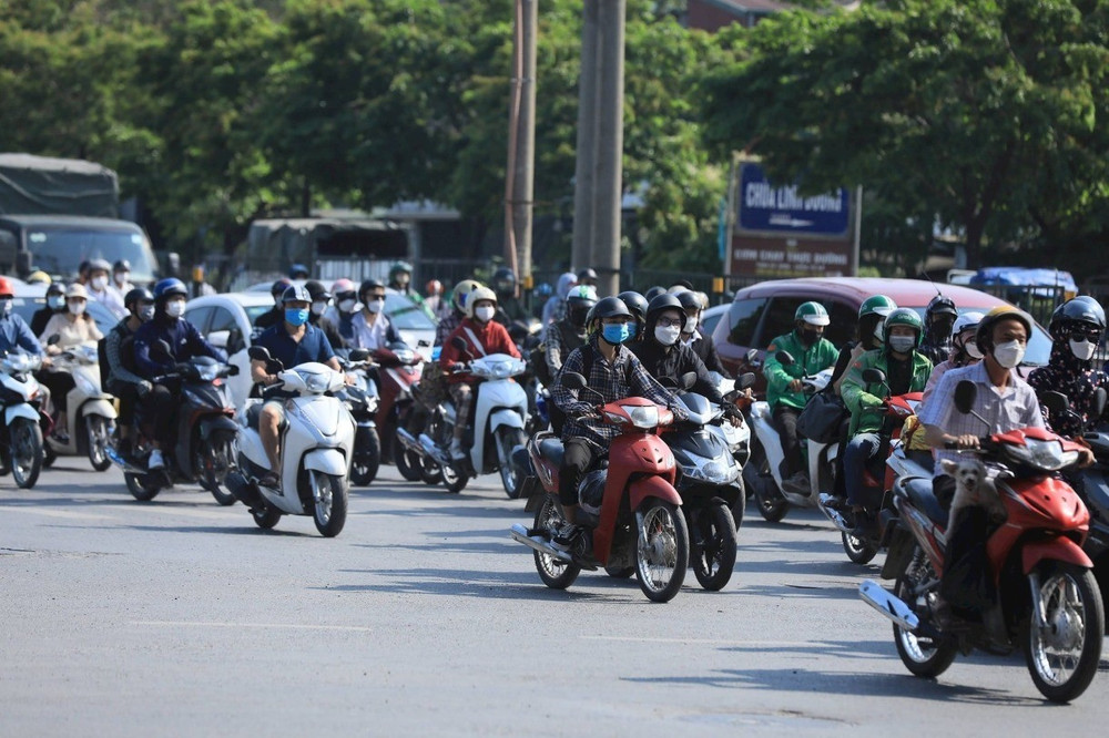 Cuộc họp 24.12: miễn thuế, phí kèm hỗ trợ tiền khi chuyển từ xe xăng sang xe điện