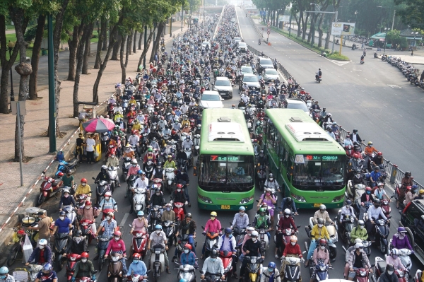 Cuộc họp 24.12: miễn thuế, phí kèm hỗ trợ tiền khi chuyển từ xe xăng sang xe điện