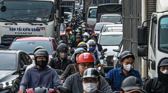 Không nên cấm đồng loạt xe xăng