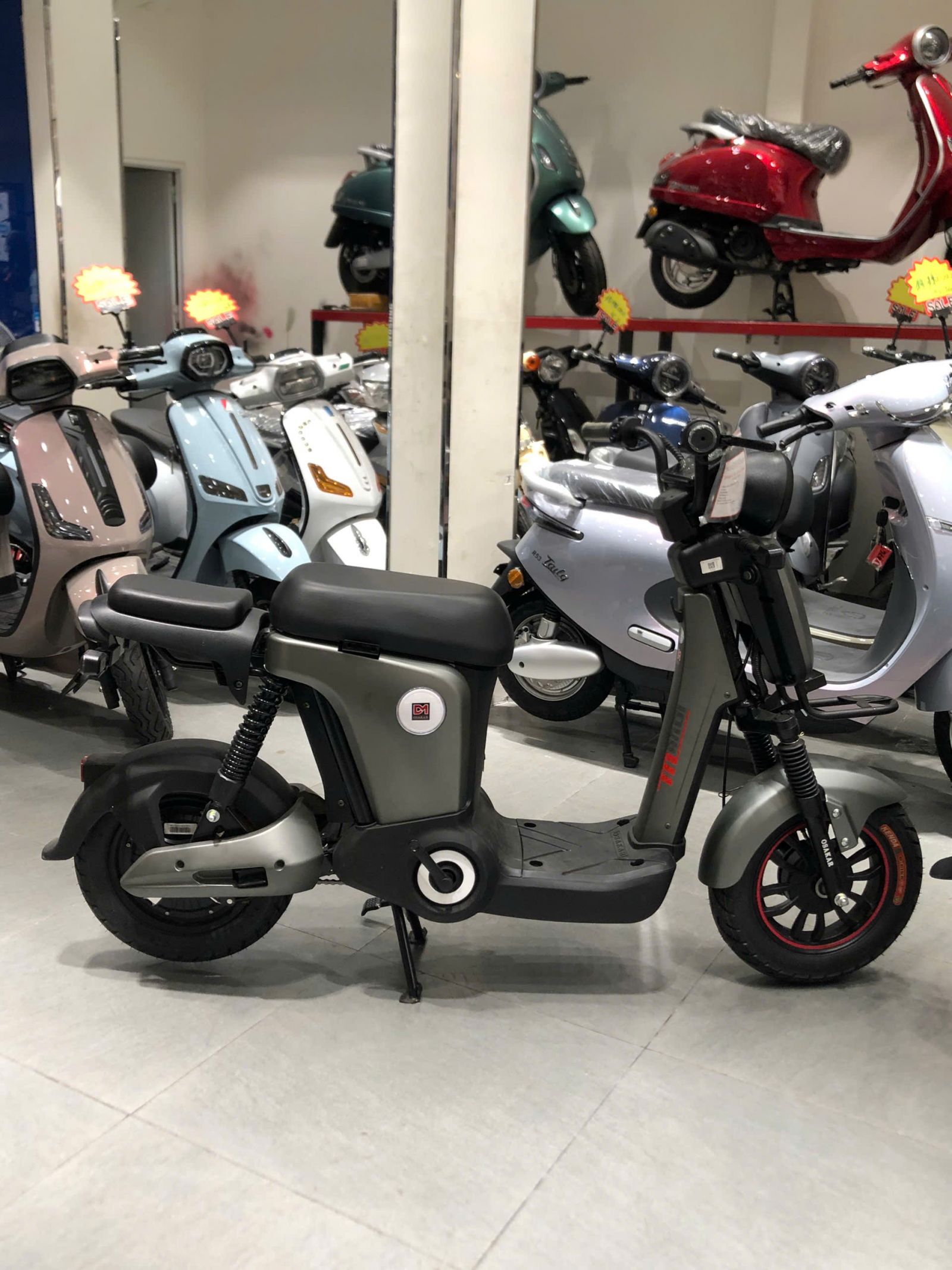 di-mua-xe-dien-dung-nen-hoi-xe-nay-co-ben-hay-khong-ma-hay-la-khach-hang-thong-thai