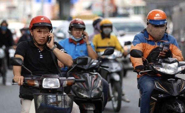 Thanh niên Hà Đông bị phạt vì vừa lái xe vừa dùng điện thoại