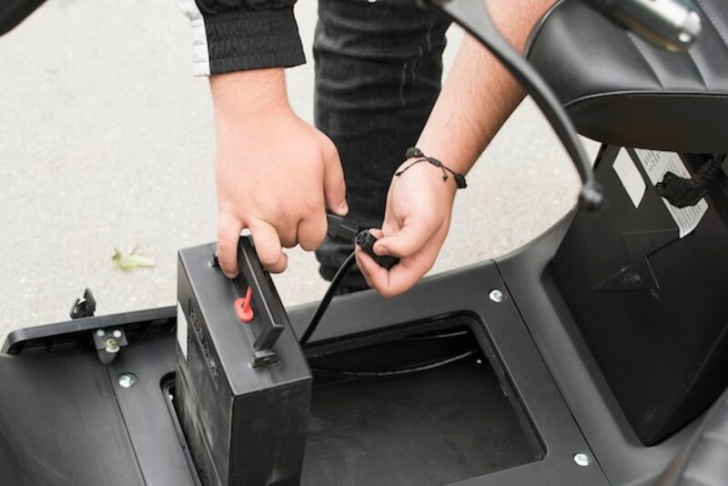 Vì sao không thể dùng chung sạc cho Pin Lithium và ắc quy chì?