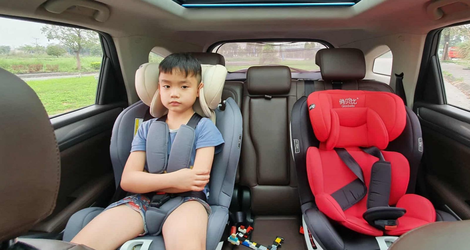 Trẻ em không được ngồi ghế trước và phải sử dụng thiết bị an toàn