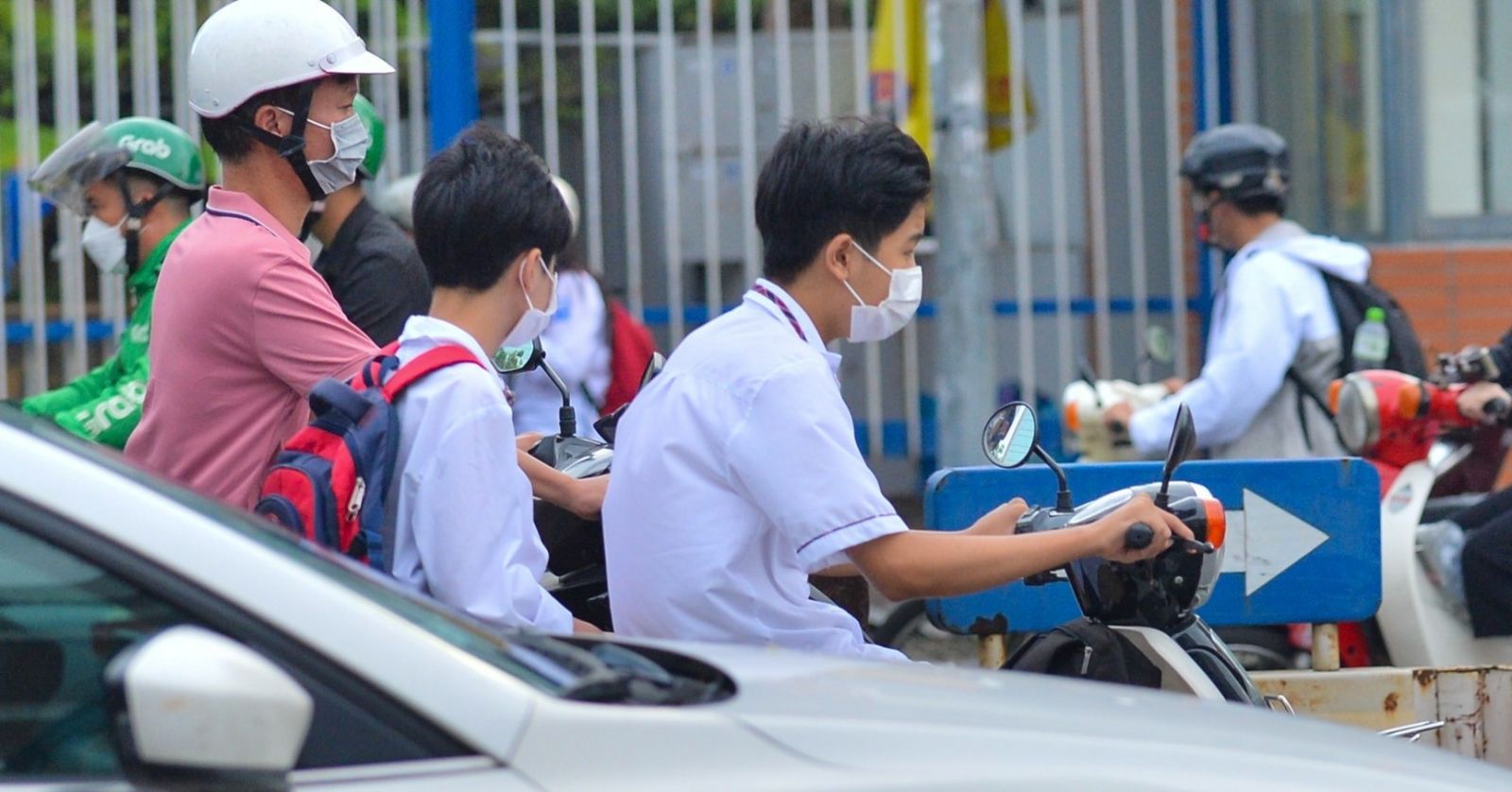 Giữa những vụ tai nạn thương tâm, cha mẹ vẫn phải để con tự đi học mỗi ngày.