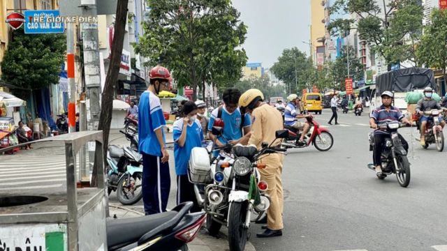 Ảnh hưởng từ bạn bè và môi trường xung quanh