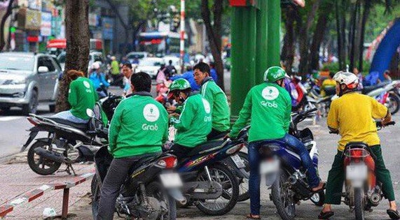 Áp lực chuyển đổi với tài xế xe ôm, shipper, bước chuyển mạnh sang xe điện dịch vụ