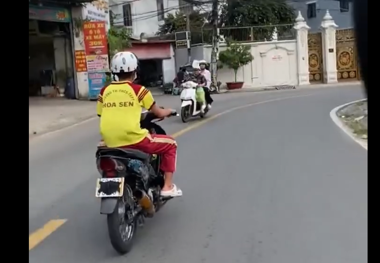 Hình ảnh thiếu niên che biển số, lái xe độ trên đường Phú Châu thu hút dư luận