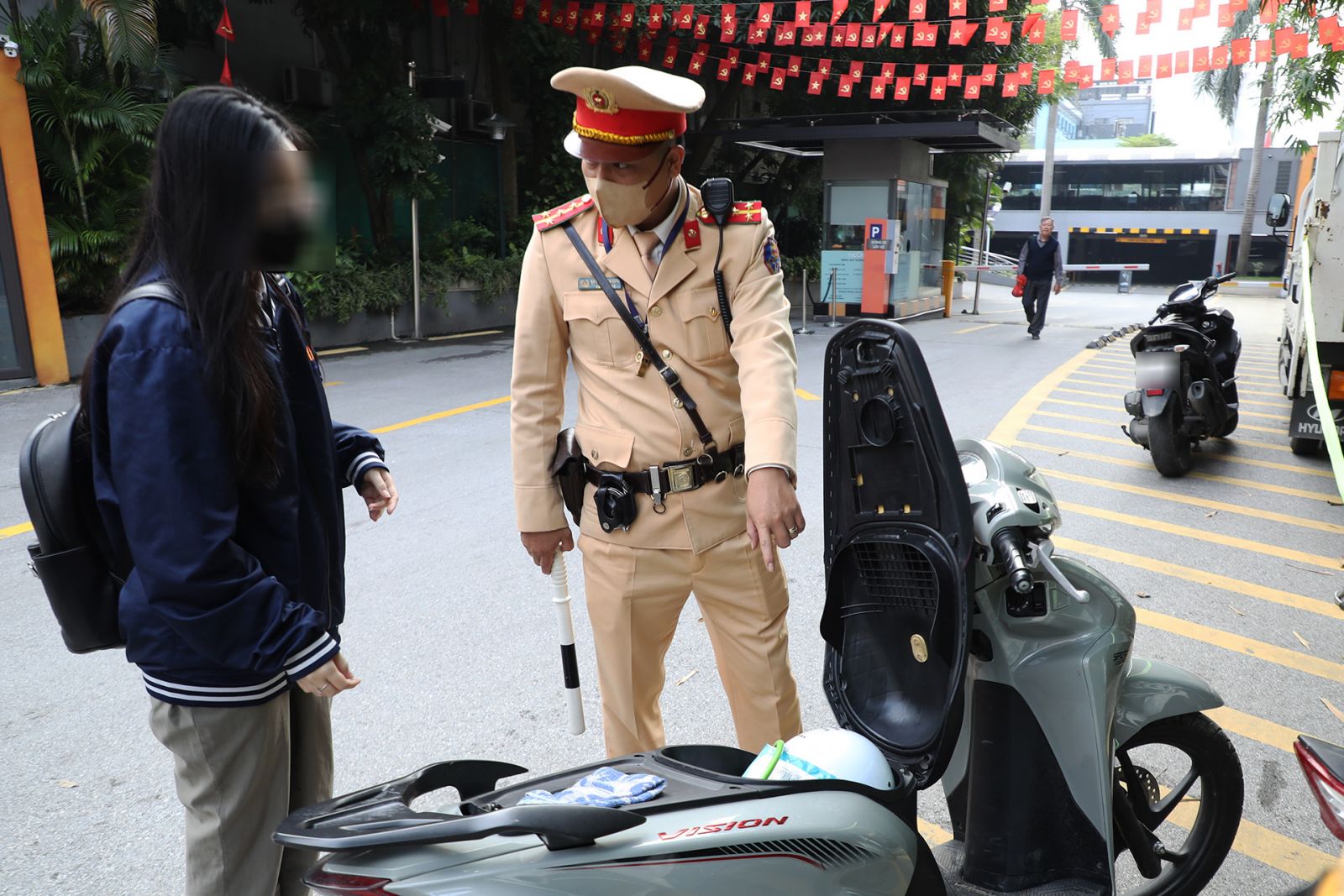 Học sinh bị CSGT phạt nhưng phụ huynh vẫn bênh con.