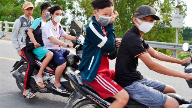 Học sinh đi xe máy sai quy định, trách nhiệm thuộc về ai. 