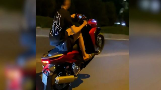 Học sinh lái xe khi chưa đủ tuổi lại còn “bốc đầu” và hình phạt cho phụ huynh