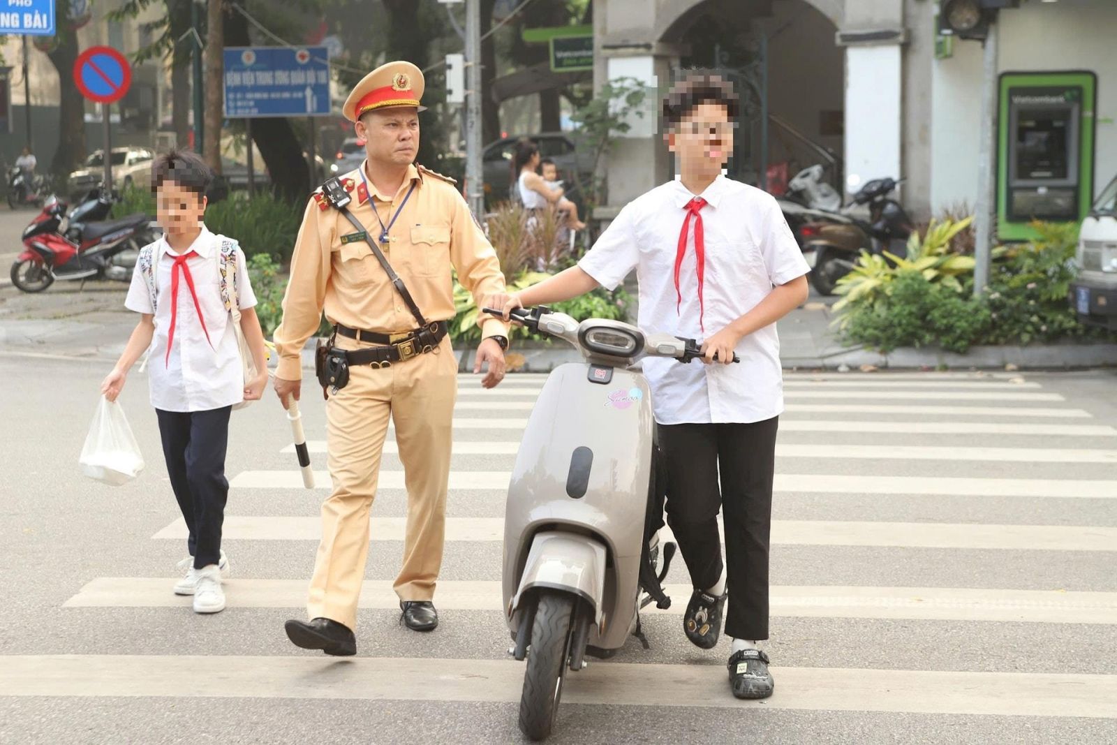 Vi phạm giao thông phổ biến ở cả học sinh và phụ huynh