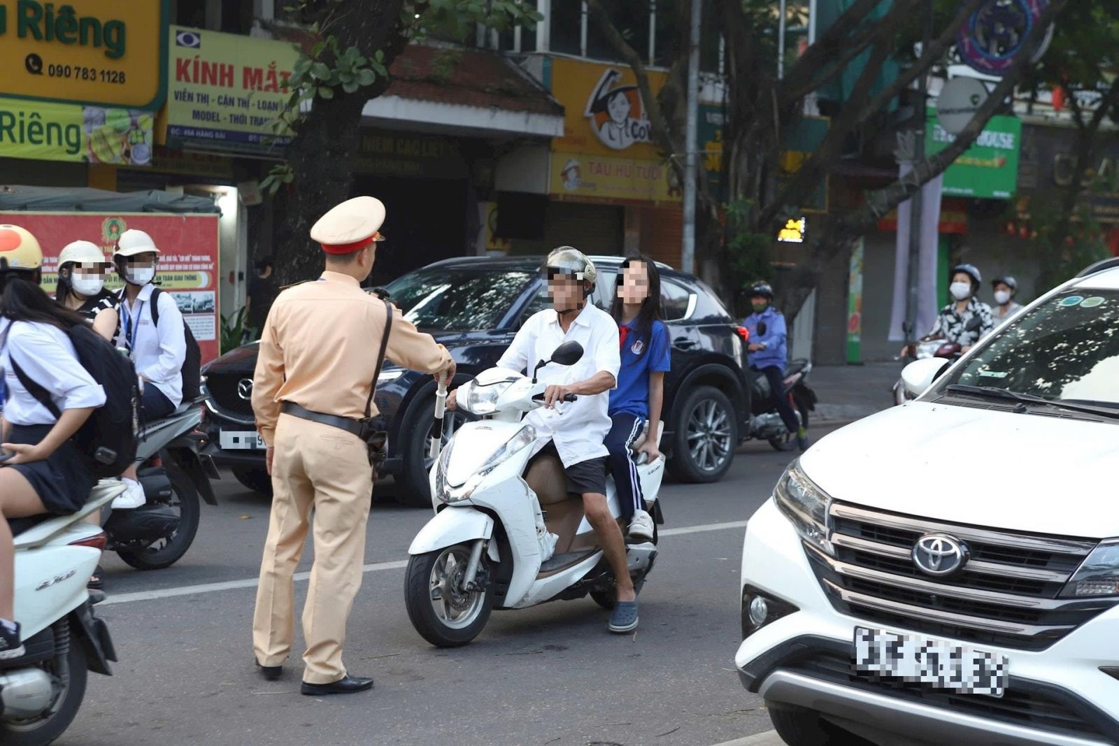 Vi phạm giao thông phổ biến ở cả học sinh và phụ huynh
