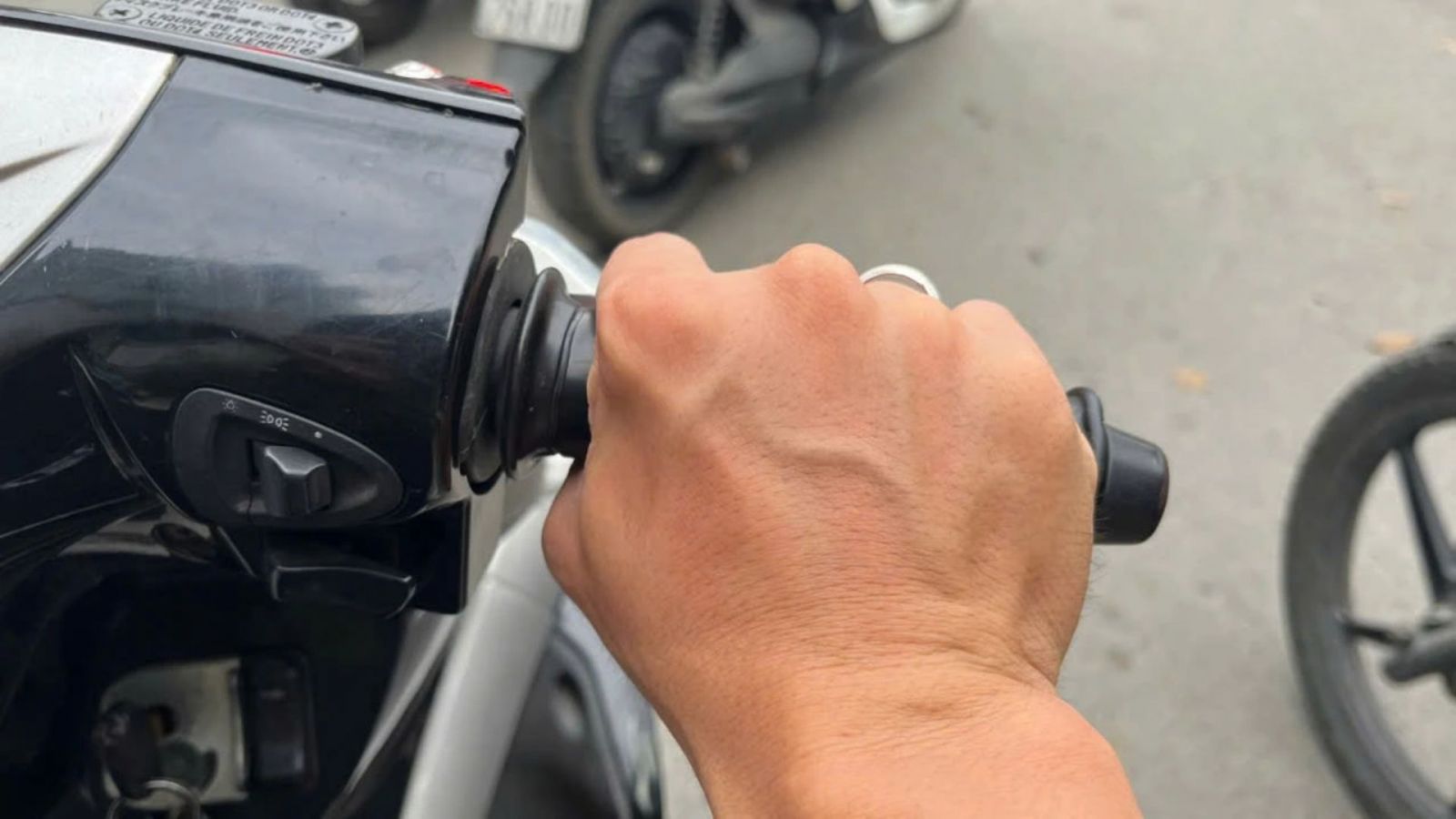 Ít ai nghĩ rằng dừng xe sai cách khi gặp đèn đỏ có thể khiến xe xuống cấp