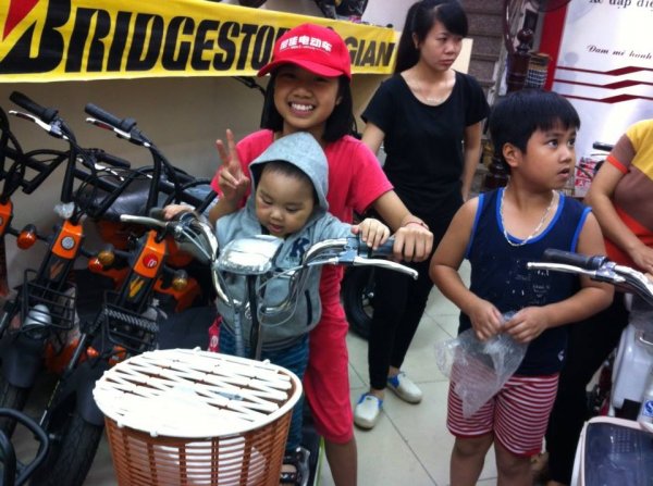 Khách hàng nhỏ tuổi nhất mua xe đạp điện bridgestone AYM 16