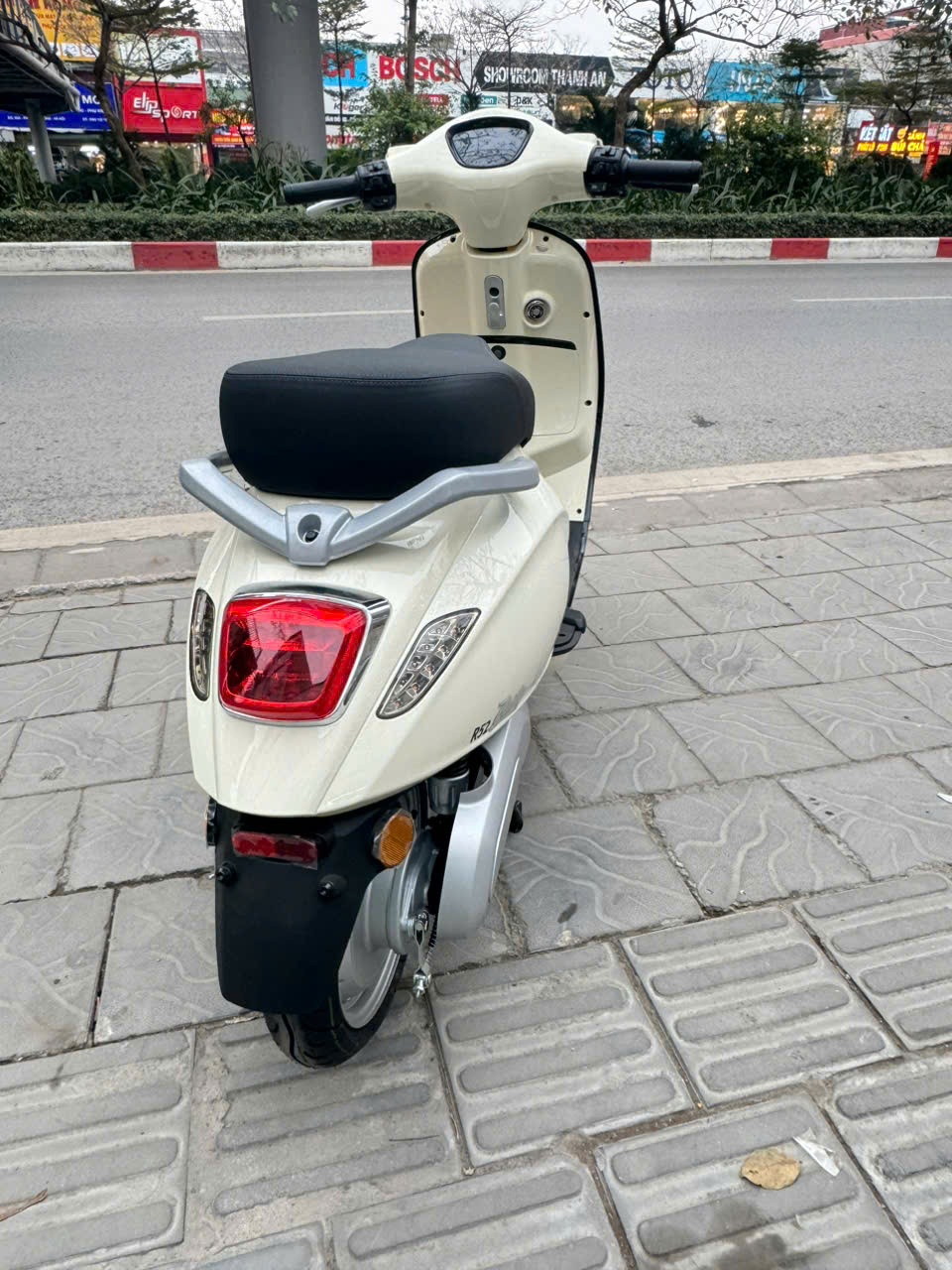 Khi giá xăng tiến sát gần 30.000 đồng/lít, xe máy điện bắt đầu hút khách