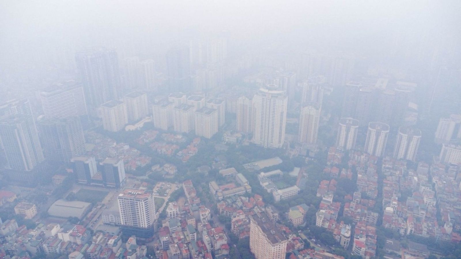 Khói mù bao phủ Thủ đô, đã đến lúc tăng tốc giao thông xanh để cứu bầu trời