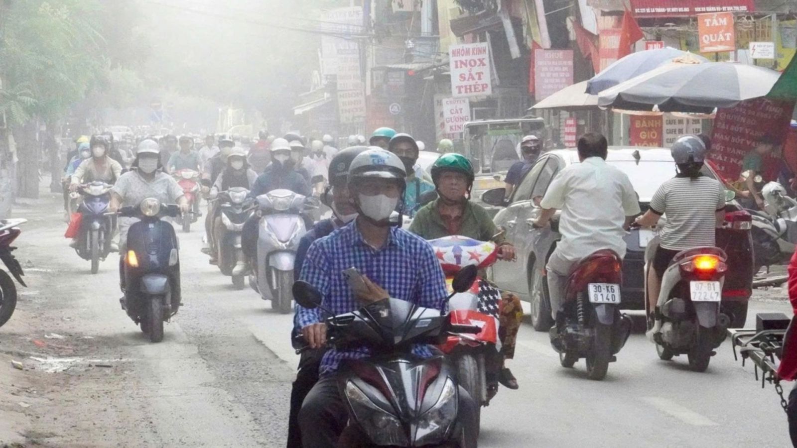 Hà Nội đang đứng trước bài toán lớn về chất lượng không khí và áp lực giao thông ngày càng gia tăng. Trong bối cảnh số lượng xe máy và ôtô sử dụng nhiên liệu hóa thạch tiếp tục tăng mạnh,