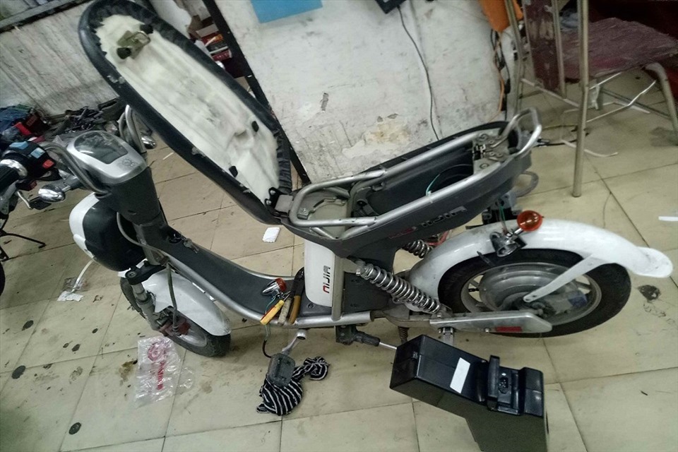 Làm rơi bình ắc quy, có nên lắp lại ngay không?