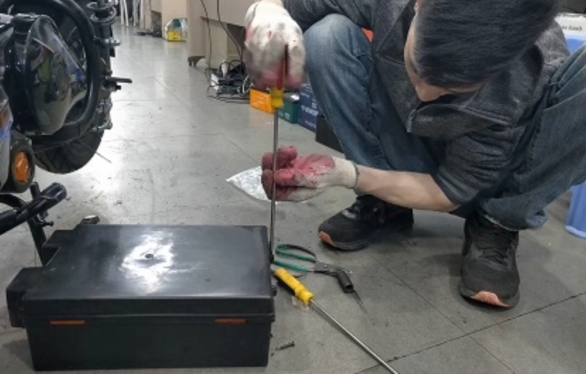 Làm rơi bình ắc quy, có nên lắp lại ngay không?