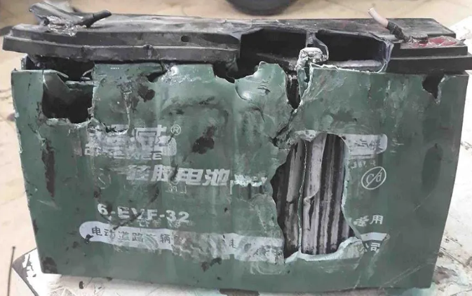 Làm rơi bình ắc quy, có nên lắp lại ngay không?