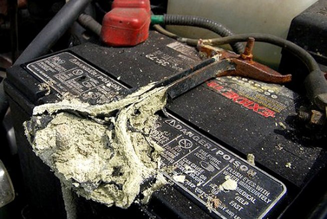Làm rơi bình ắc quy, có nên lắp lại ngay không?