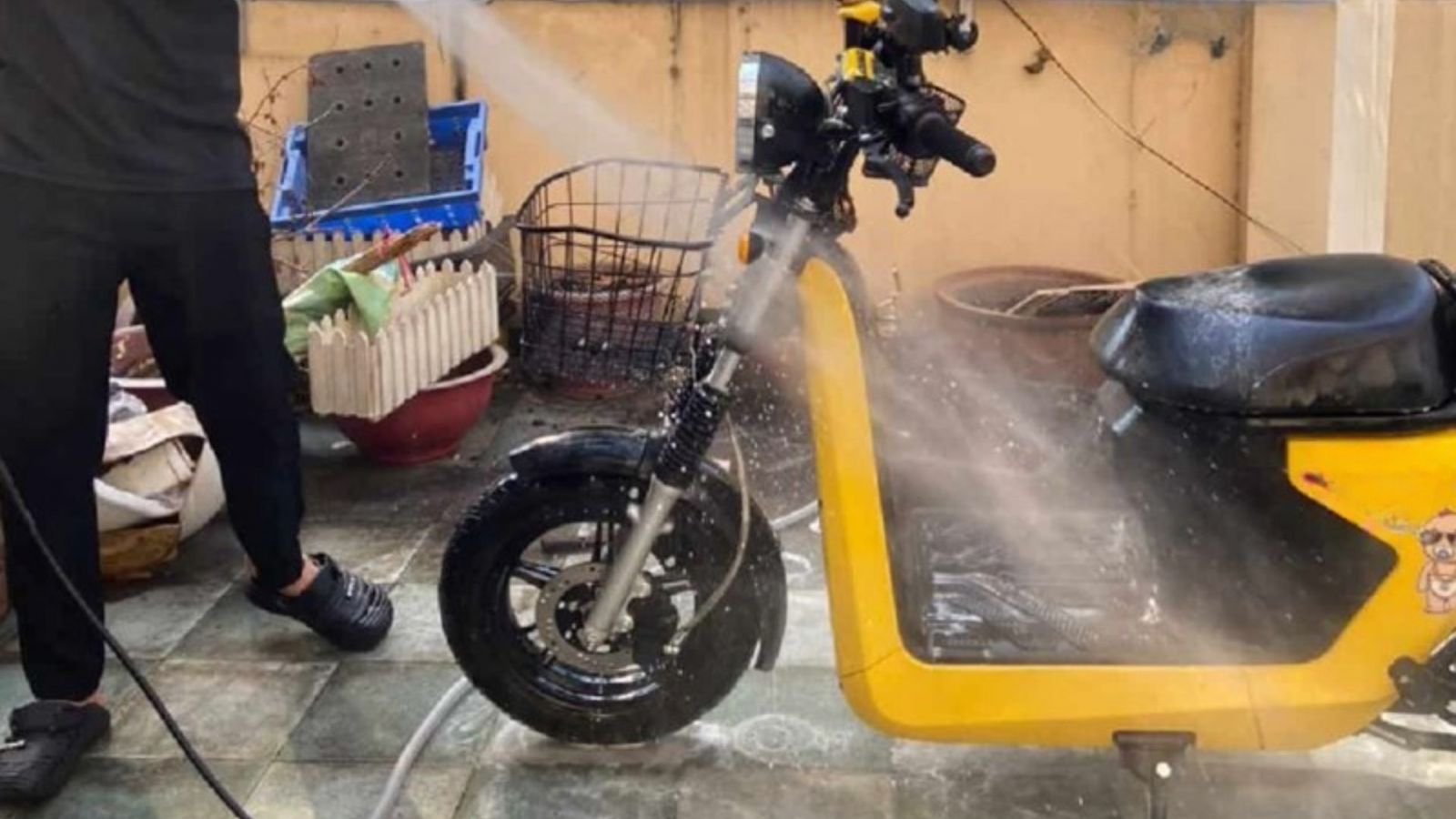 Lý Do Không Bao Giờ Được Tưới Nước Lên Động Cơ Xe Điện Khi Vừa Đi Về