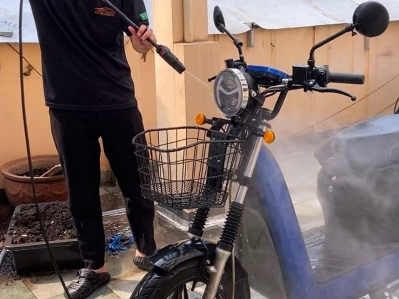 Vì sao không được tưới nước khi động cơ xe điện đang nóng?