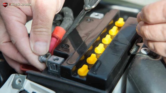 Kiểm tra và cân ắc quy định kỳ