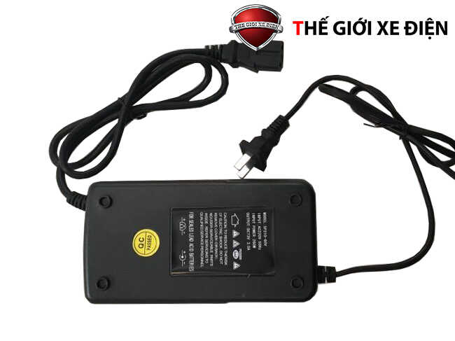 Trọng lượng, chất liệu và độ hoàn thiện: Sạc tốt luôn nặng tay chứ không nhẹ