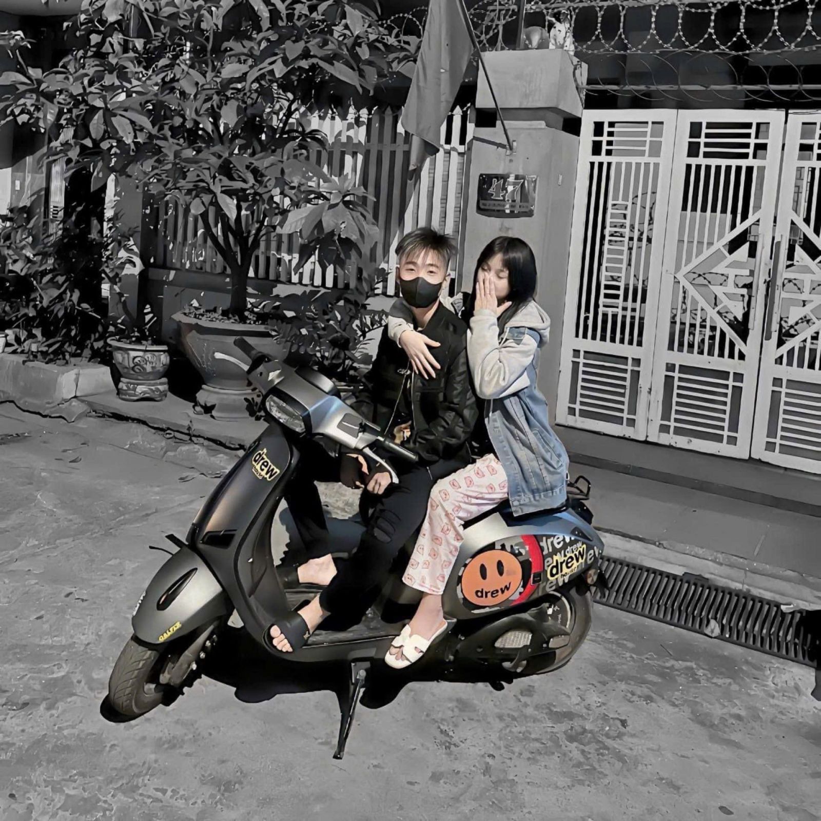 Bạn nam Gen Z bên Osakar Vera X đen nhám