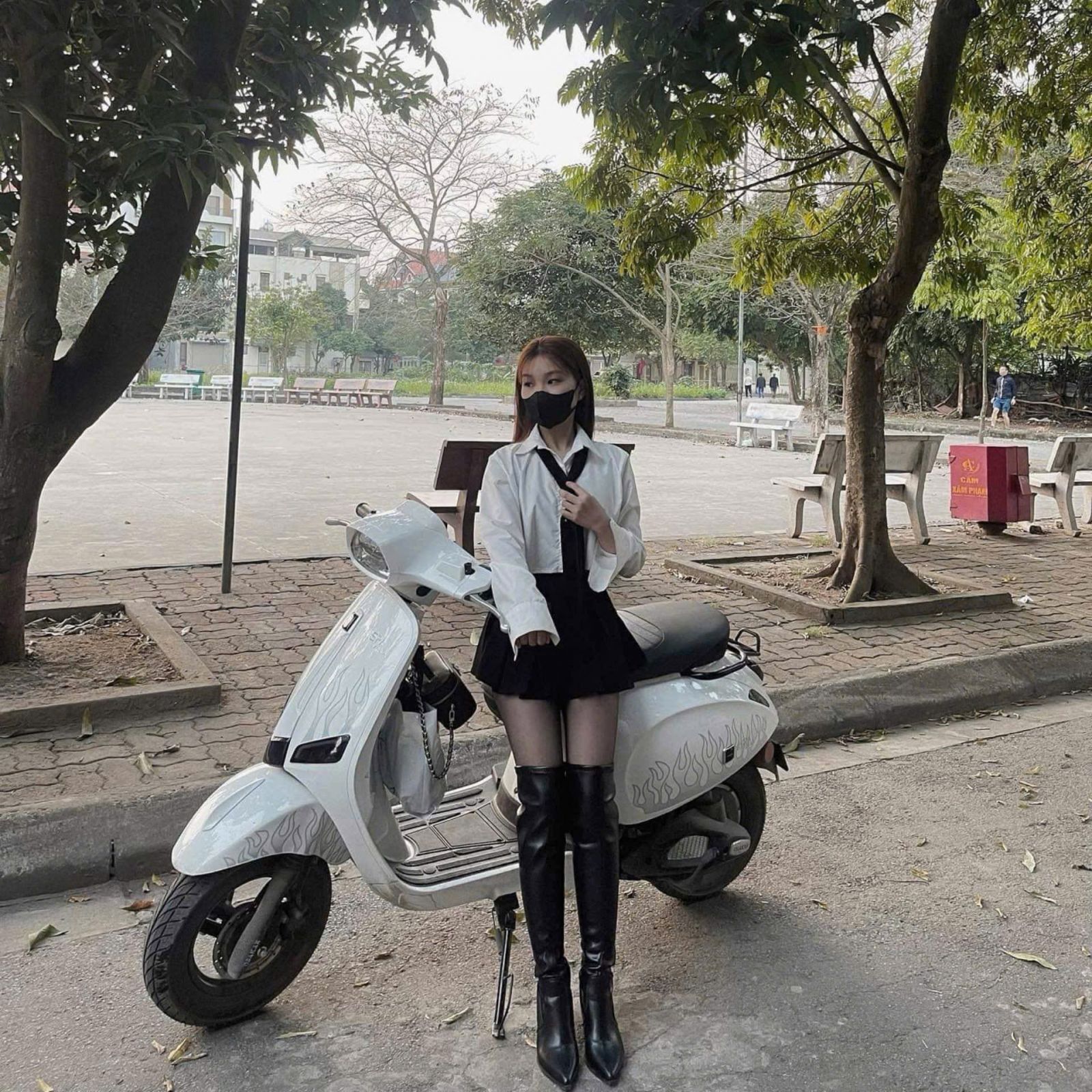 Hotgirl trẻ trung ngồi trên xe Osakar Vera X đỏ