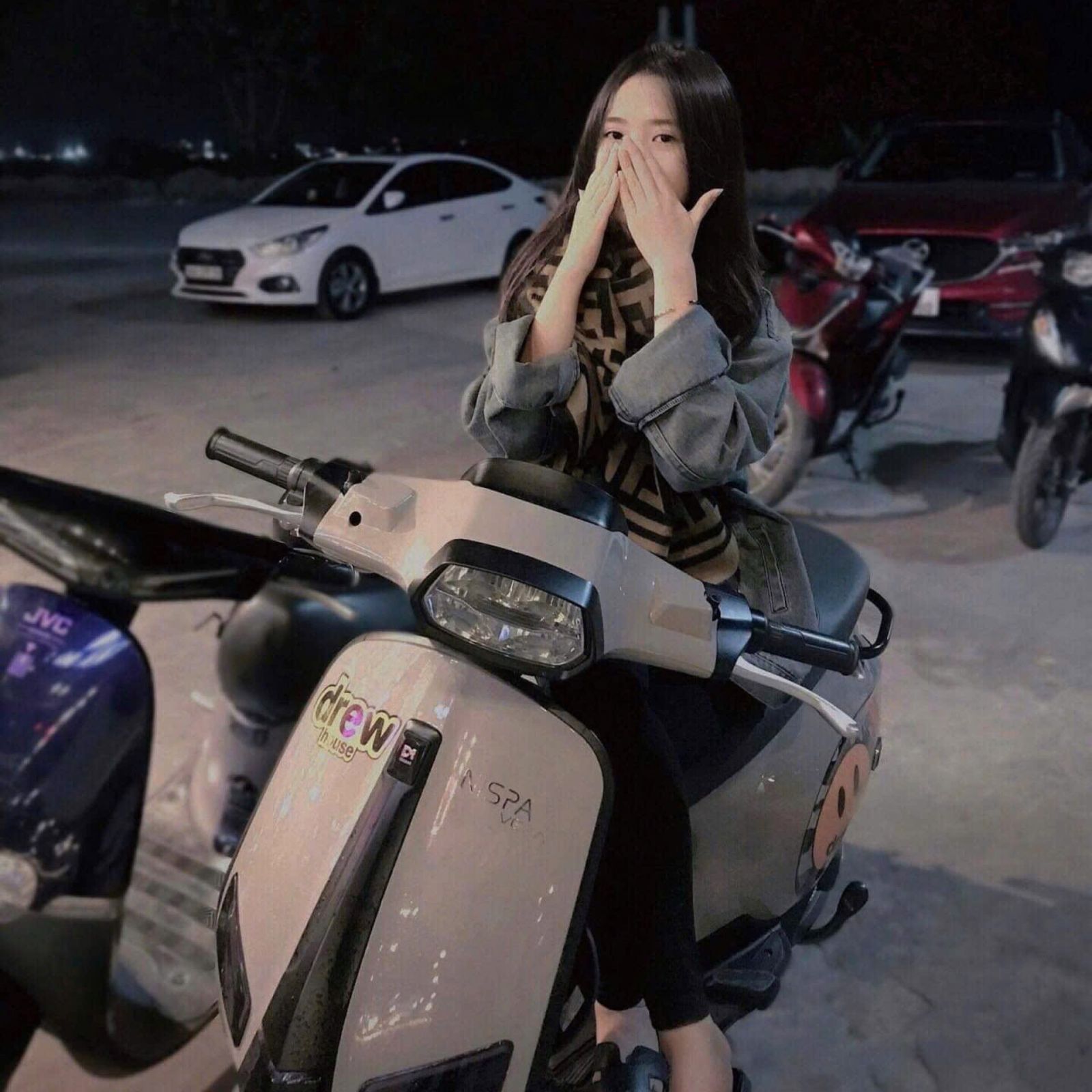 Bạn nữ tạo dáng bên xe máy điện Vera X