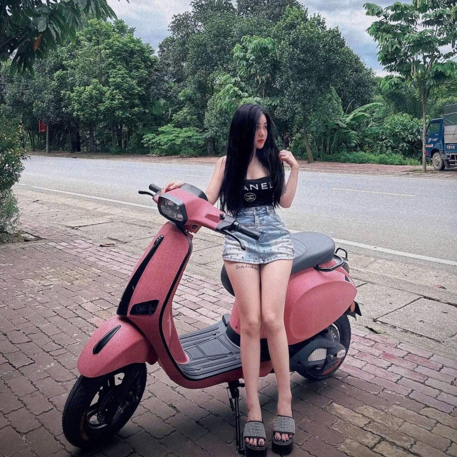 Bạn trẻ Gen Z thử xe tại showroom Thế Giới Xe Điện